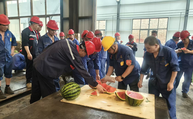 “一口甜，一身涼！新東電降溫福利：西瓜和冰塊已就位”