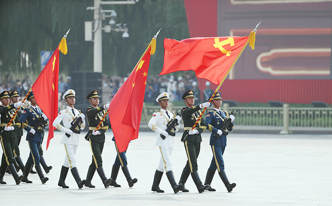 大屏映軍威，同心筑未來(lái)！新東電組織全員觀看閱兵！